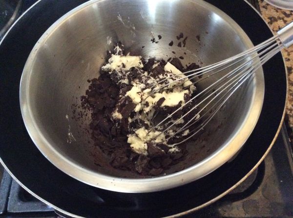 先做[A]布朗尼。將奶油和切碎的苦甜巧克力放入容器，隔水加熱至溶化。