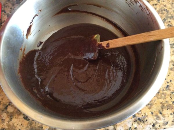 然後加入糖拌勻，繼續加入蛋、優格拌勻。