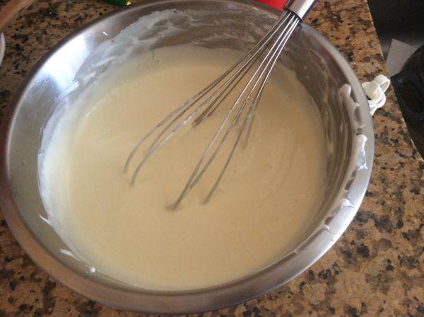 然後加入蛋及香草精，最後加入優格，攪拌均勻即成芝士蛋糕麵糊。