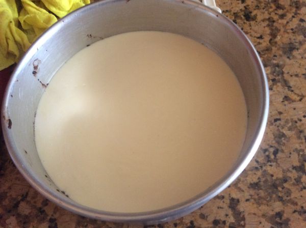 把芝士麵糊倒在烤好的布朗尼上面，不必等到蛋糕冷卻。再放回烤箱，但降溫至320°F烤30-40分鐘，至芝士蛋糕凝固定型，表面略帶金黃即可。冷卻後冷藏至少4小時才可脫模切片。或者冷凍2小時也可以，冷凍後切片，切面較平整。