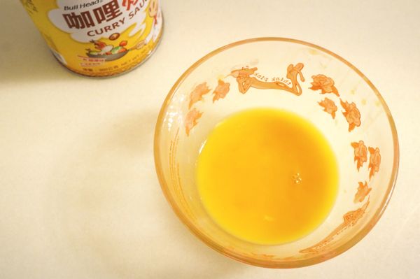 蛋液加少許鹽、胡椒粉，煎成蛋皮。
香腸略煎、切片，蔥切末備用。