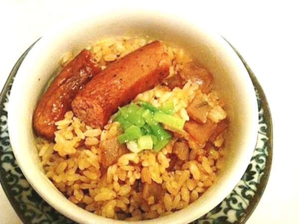 沙拉油適量，放香腸、白飯、咖哩炒醬，快速翻炒，再加入胡椒粉、蔥末略微翻炒。