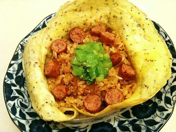 加些許蔥末裝飾，放在蛋皮上，捲成蛋包即完成。