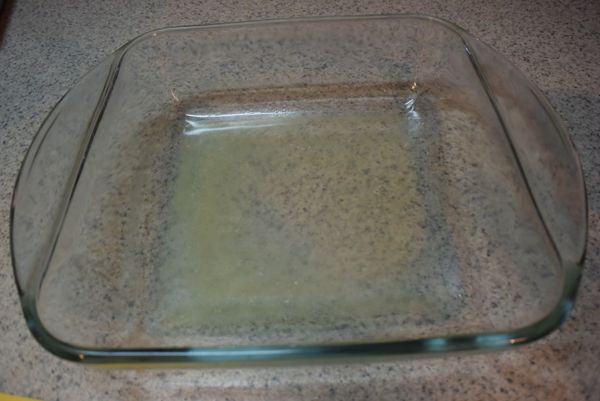 烤盤內放入一大匙溶化奶油。