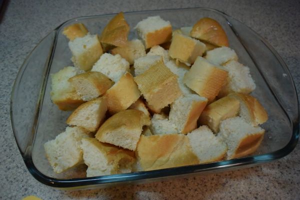 放入麵包丁和奶油稍微拌一下。