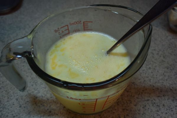 牛奶、蛋、香草精拌勻。