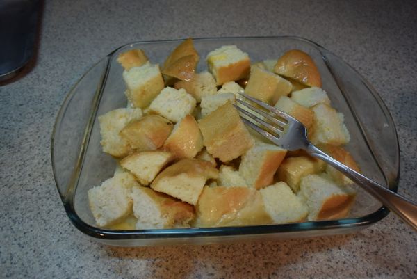 倒入牛奶蛋液，用叉子壓一壓吸收蛋汁。