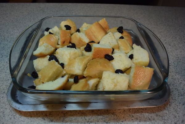 撒上萄葡乾，送進烤箱攝氏175度、華氏350度烤45分鐘。