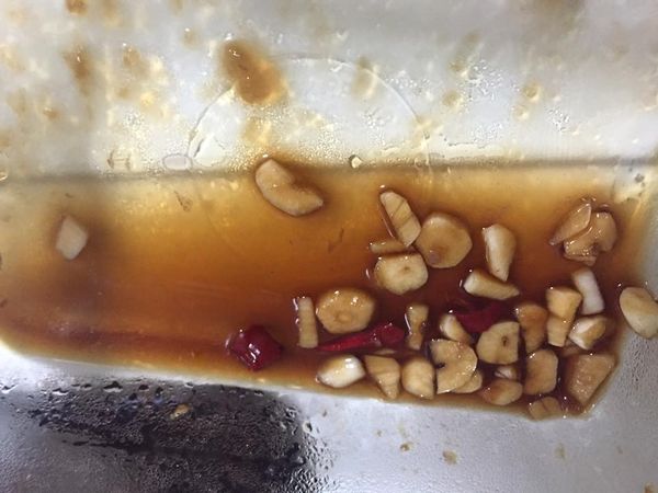 調製醃醬汁:
蒜末+辣椒末+日式醬油
(醬油量則約可以浸泡到鮪魚丁/排的一半厚度即可,不管是用哪種容器)