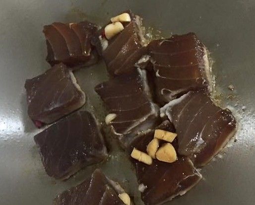 將鮪魚放入醃醬容器中靜置,可以發現,
鮪魚肉很快就吸飽醬汁,就可以馬上翻面,直到兩面都吸滿醬汁,而成醬油色澤即可