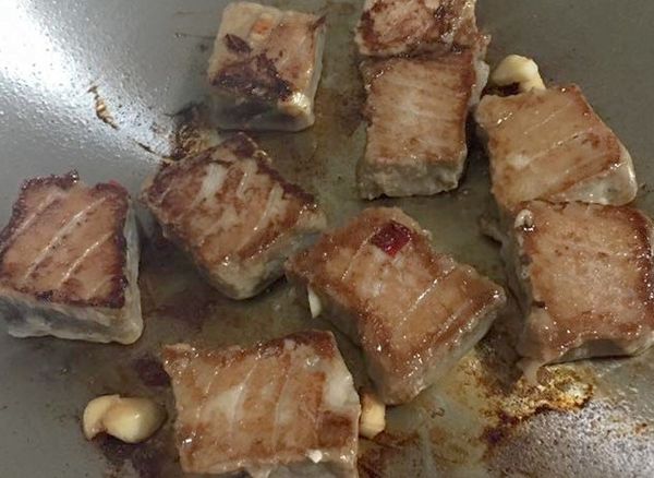 中小火熱鍋,不需放油,直接將鮪魚片放入
看到已經變色(鮪魚片後厚度的一半都變色了)
才可翻面~直到側面看,全部變色了,就可起鍋~完成
簡單吧!!