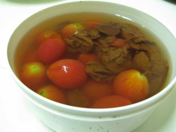 小蕃茄加入梅子水內,放置冷藏12小時後即可享用