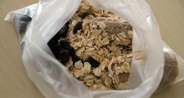 烤箱預熱180度，烤盤鋪上烘焙紙。將香蕉、燕麥片、葡萄乾放入塑膠袋內，用雙手捏揉材料拌勻。