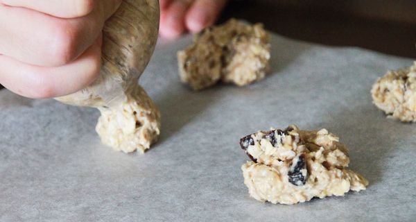將塑膠袋剪一缺口，將材料擠在烤盤上，用湯匙或叉子稍為壓平(不要壓太薄)。將烤盤移入烤箱烤約15分即完成。