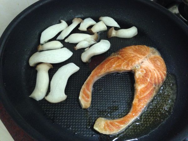 可以邊煎鮭魚邊煎杏包菇
鮭魚兩面煎到金黃即可
杏包菇只要夾起來是軟的就熟囉 
不要煎太久 隔天吃會乾乾的
玉米筍這次是用熱水燙過而已