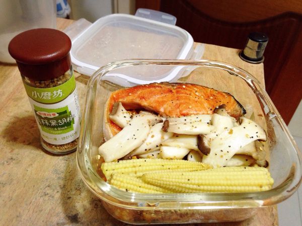 食材熟了就可以放進便當盒囉~
個人覺得味道太淡
所以加了點香蒜黑胡椒
可以依自己喜好調味唷😋