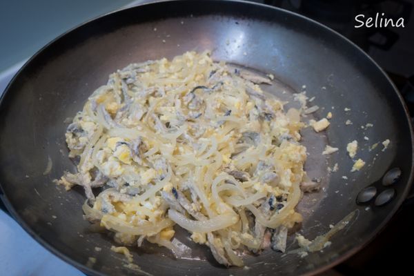 另取鍋將洋蔥炒軟，放入作法2的雞肉及適量水續煮，再放入蛋液翻炒（預留部分蛋液），炒至湯汁收乾，以鹽、白胡椒粉斟酌調味。