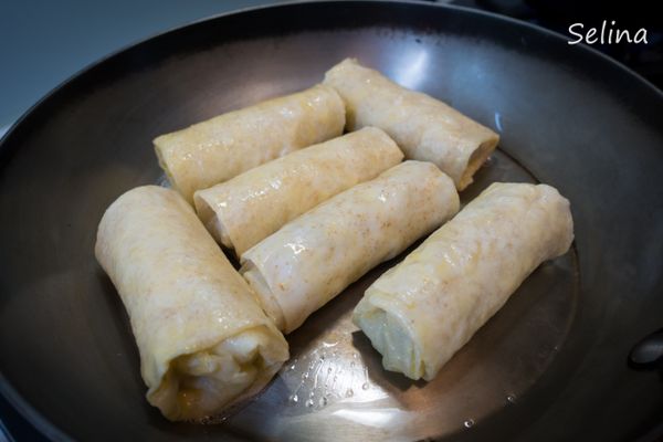 把作法3的豆芽及作法4放於春捲皮上捲起，以麵粉水封口，表面刷上蛋液，放入鍋中煎至金黃即可。