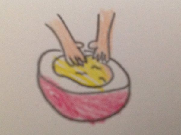 用手將麵團揉勻。