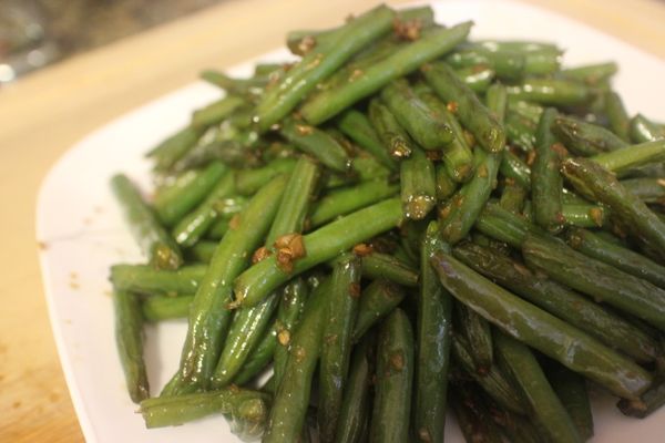 等到蔥薑，肉末都炒香了，加入少許米酒，拌炒后關火；加入糖，鹽，白胡椒粉調味即可。