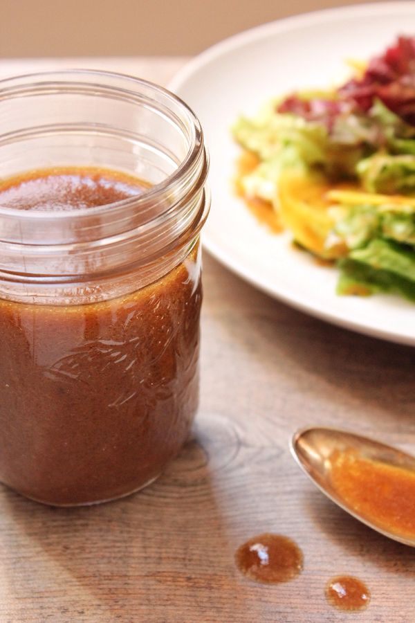 將［A料］過濾加入［B料］，用攪拌器拌勻之後放入一個消毒過、乾淨的玻璃罐，存放入冰箱。