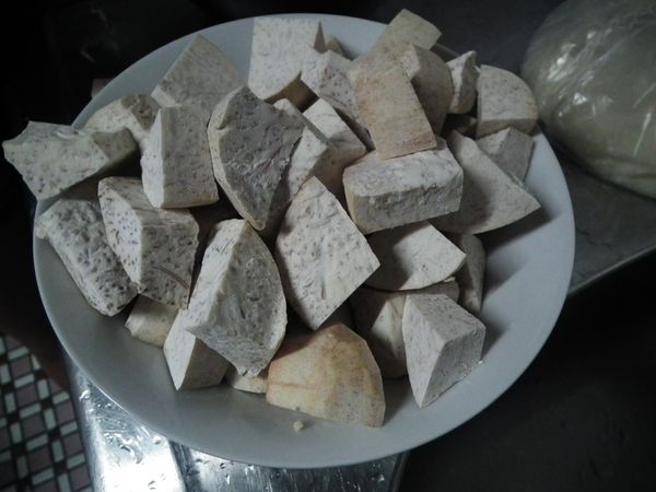 先將芋頭削皮切塊並將紅豆泡水2小時