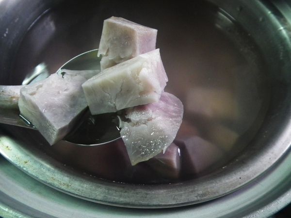 接著將紅豆及芋頭放入一容器 . 並加入水約8分滿 . 用電鍋蒸到紅豆及芋頭軟爛為止
. 最後在下糖調味道