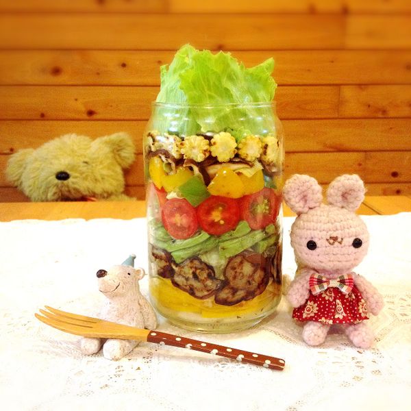 義式沙拉醬撲底，放上用兵水鎮過的洋蔥絲
再依序把蔬菜一層一層的往上疊就完成囉