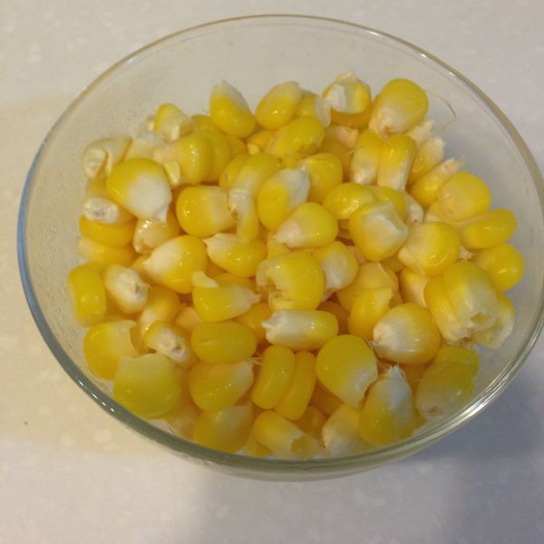 玉米洗淨煮熟 將顆粒剝下