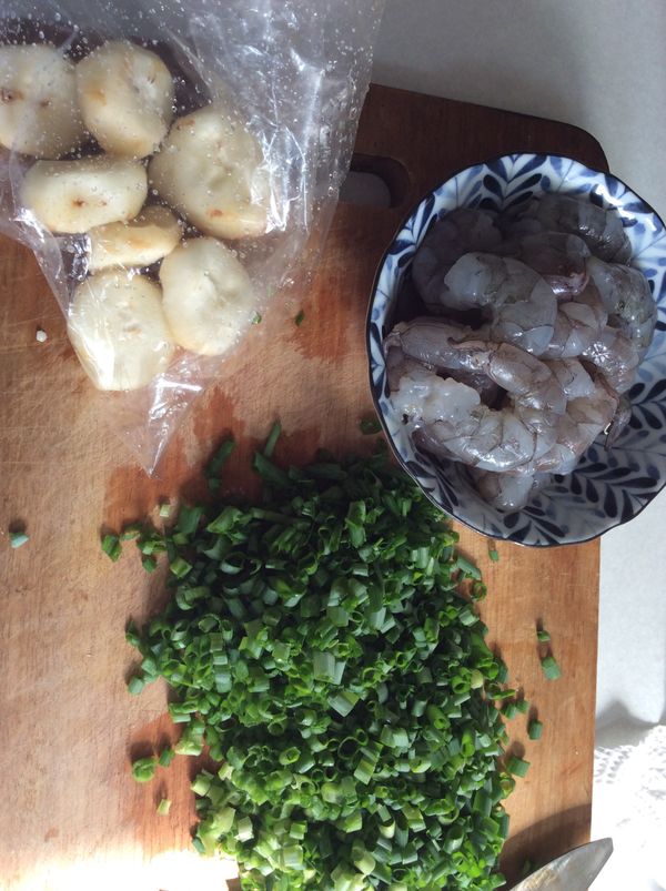 切蔥花、荢薺拍打碎粒、蝦仁剪小段。