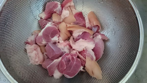 【主菜】豬前腿蹄膀洗淨丟入已滾的水，讓豬洗澡5分去雜質，起白泡後將豬起鍋，放入篩子，用熟開水沖淨