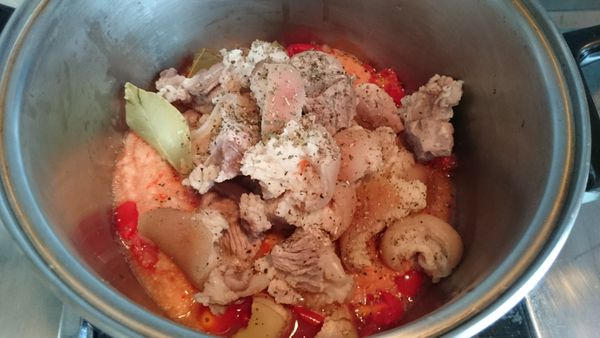 【燉料】將燉料的材料全部打碎（太稠可加半杯水打）（喜歡蒜味的可加2顆蒜一起打）打碎泥連同去雜質的豬舖在燉鍋內。加月桂葉