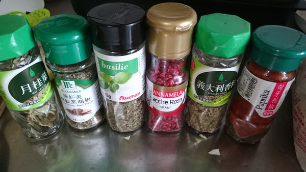 台灣一般難買到新鮮香草，超市賣的，圖中幾種是我比較常用的，燉菜快好時，可依照喜好添加，每種風味都獨特，勿在燉煮時就撒入，不然香料煮黃了，賣相不好