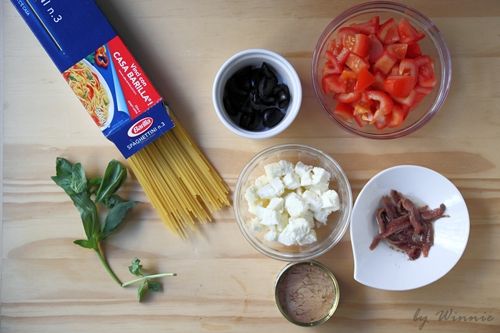 將去核黑橄欖切四瓣，番茄切小塊，莫扎瑞拉乳酪切丁．義大利麵依包裝指示的時間，放入滾水加鹽中煮，煮到彈牙的程度．