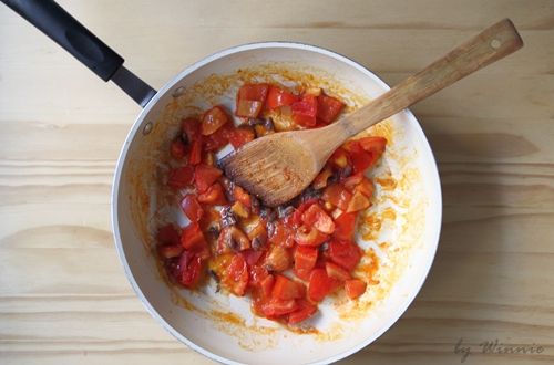 煮義大利的同時，平底鍋加一湯匙的橄欖油，將番茄放入，加上糖／鹽及黑胡椒，炒到番茄軟，出水的程度，再將鯷魚用剪刀剪成一小截一小截放入一起煮．