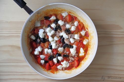 加入白酒煮一下，接著加入黑橄欖，鮪魚拌煮一下，最後加入莫扎瑞拉乳酪就不要翻攪它，等麵煮好後直接拌入即可．裝盤後灑上新鮮羅勒葉．