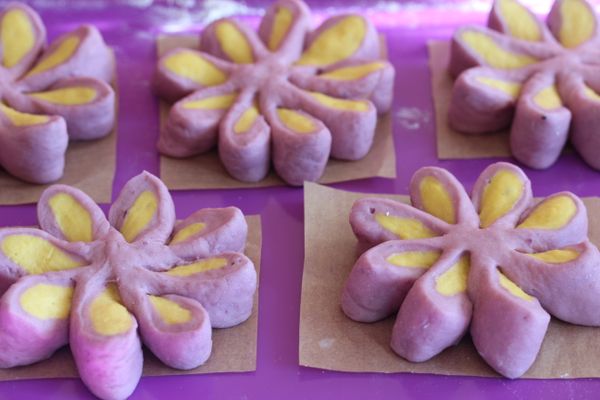 把每片麵糰往外翻，就能呈現漂亮的花瓣狀，接著再發酵15～20分鐘（麵糰的皮繃緊有白泡泡的感覺即可，冬天長一些，夏天短一些）最後放入大同電鍋中，外鍋放一杯水按下電源，跳起後即完成。