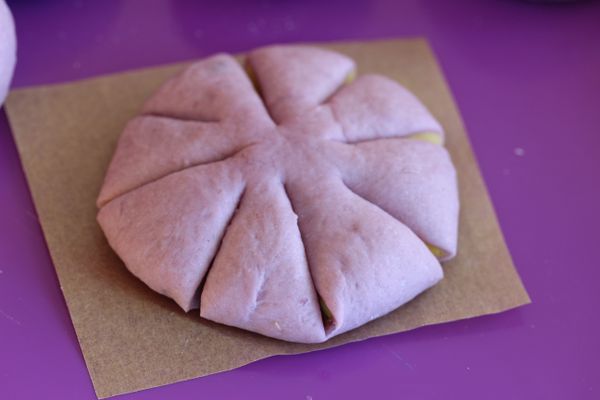 壓扁後用刀子切成八等份（離中心約1公分，我先切四等份再對半切）