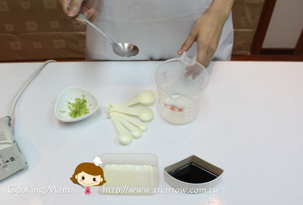 將醬油、果醋、冷開水與檸檬皮末加入