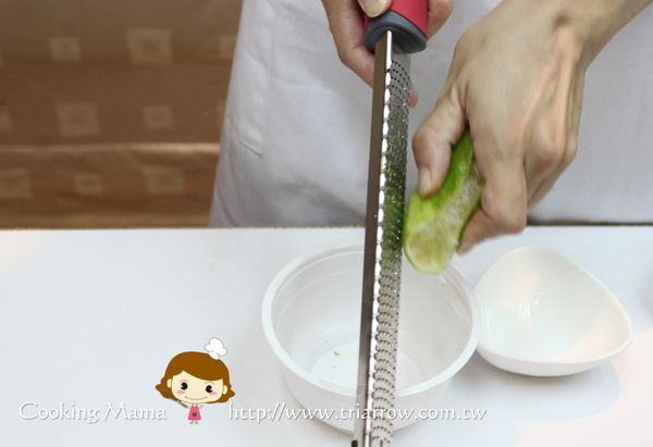 可用專門刨檸檬皮末的刨刀，才不會將白色的皮也刨進去 (白色的部分會苦澀)