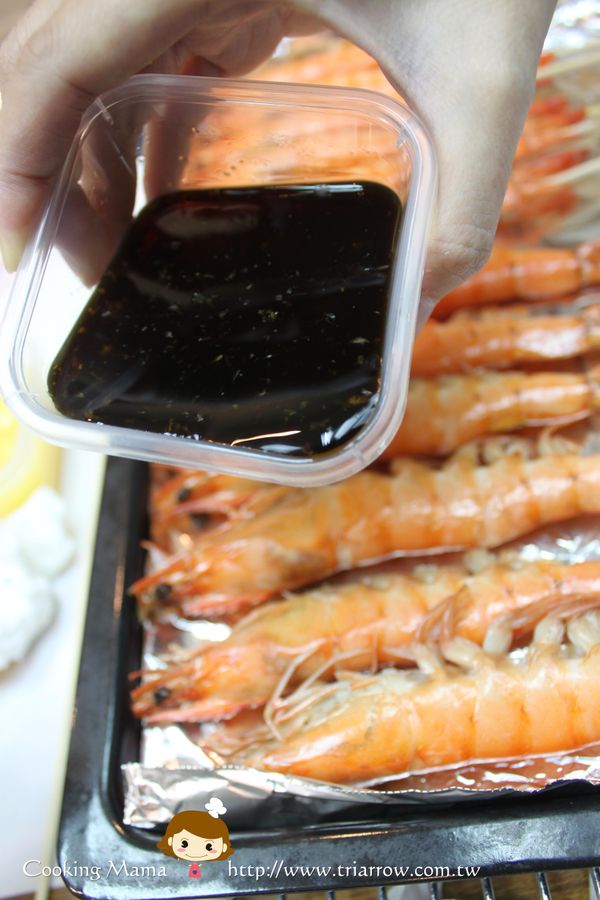 將烤熟的蝦子淋上果醋醬，酸甜滋味很搭唷~