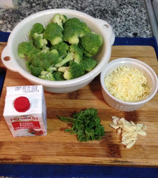 花椰菜取綠色上端洗淨瀝乾，蒜頭切片，巴西里切碎，起司切細或磨細備用。