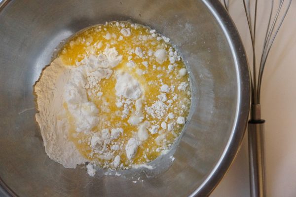 將步驟2倒入大鋼盆中，低筋麵粉+玉米粉過篩後倒入。