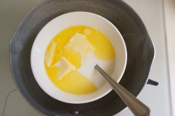 取一只小碗將無鹽奶油、優酪乳、蜂蜜隔水加熱到奶油融化即可。