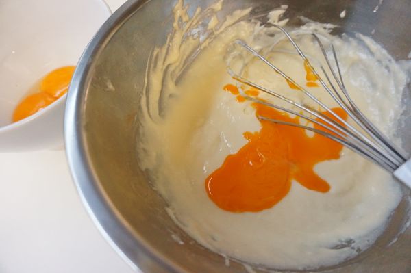 再將蛋黃一個一個加入。一個加入拌均勻後再加另一個。