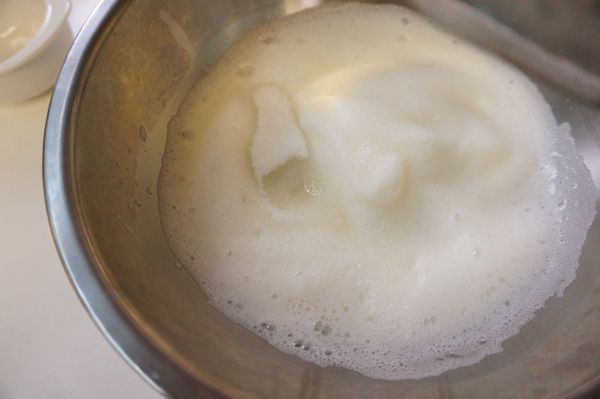 另準備一個鋼盆將蛋白放入，用電動攪拌器打到起粗泡泡時加入糖和檸檬汁。