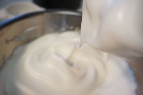 再繼續攪打至蛋白霜沾起呈倒鉤狀不滴落即可。