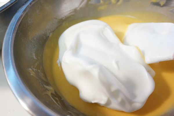 取1/3的蛋白霜放入奶油蛋黃糊中。