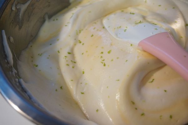 再將步驟10倒入剩下的蛋白霜中，刨入適量的檸檬皮屑後輕輕拌勻。 (此時烤箱可以先預熱170度)