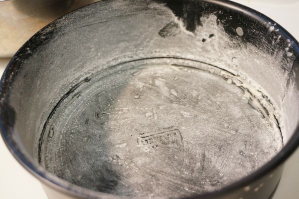 取1個 6吋模刷上適量奶油後四周沾低筋麵粉。